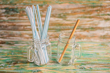 竹子饮草与木漆背景的一次性稻草相比 零废物概念图片