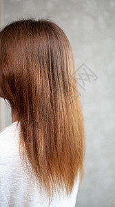 一个长长 直直和美丽的棕色头发的女孩 在家里照顾头发女性洗发水长发假发皮肤护理理发女士光泽度发型图片