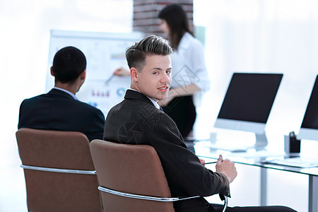 A 企业团队背景中的公司雇员和企业团队背景办公室团体头脑报告人士讨论同事领导工作电脑图片