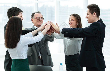 老板和企业团队联手牵手登场男性男人幸福微笑生活会议商务职业联盟合伙图片
