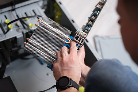 男性修理工手握亲身衣 双手贴近技术员工具维修半导体服务工人工程师芯片技术电路图片