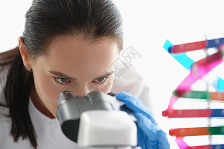 女科学家通过显微镜观察 研究DNA顺序技术克隆工程学习原子代码药品生物学科学图片