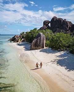 塞舌尔 年轻夫妇男女在塞舌尔的豪华假期期间在热带海滩上 热带海滩晴天男性男人幸福夫妻椰子旅行海浪风景女孩图片