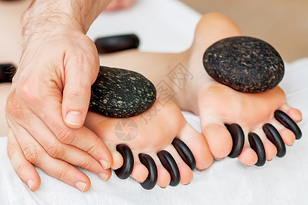 女性脚趾之间热辣的小黑宝石疗法卫生治疗奢华水疗岩石毛巾医疗护理美容图片