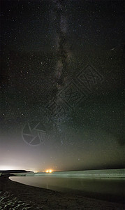 夜空与繁星和奶状的天空 在海滩上星云乳白色科学火花星光星系宇宙旅行海洋星星图片
