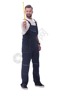 男性身穿长裤 用建筑胶带测量 在白色上隔绝服务修理广告牌工作服工具修理工领班安装磁带承包商图片