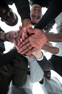 一组不同的年轻人携手共进的一举一动地聚集在一起朋友多样性团队项目协议男人友谊微笑圆圈手掌图片