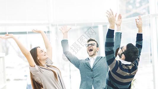 胜利的概念  欢乐的商业团队站在一个圆圈里 举起手来欢庆成功居住简报生意人资源商务企业团体快乐合伙职业图片