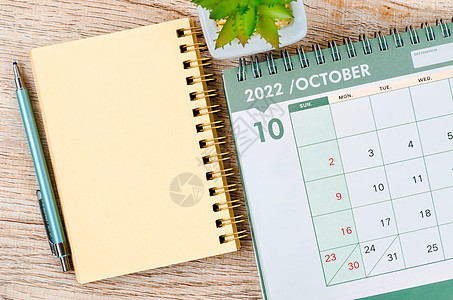 2022年10月的案头日历和日记 还有木本上的小工厂图片