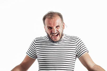 穿着条纹T恤的愤怒大胡子成人愤怒男子 年龄30-35岁 被孤立在白色上图片