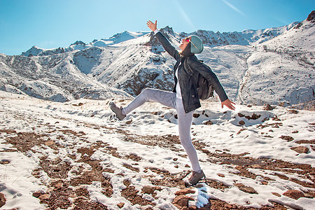 一个戴眼镜的有趣的年轻女子在雪上旅行 冬天山峰会升起图片