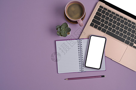 以上是紫色背景的移动电话 笔记本电脑 笔记本和咖啡杯图片