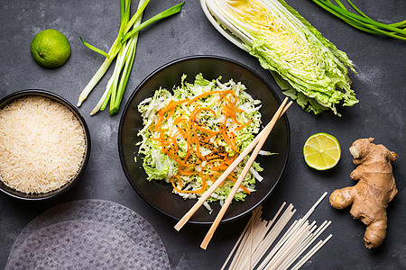 羊脂籽米越南沙拉高架桌子乡村横幅洋葱盘子蔬菜白菜饮食筷子背景