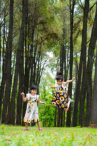 快乐的孩子们在春天花园的绿草上玩耍 两个小姐妹在夏日公园的草地上奔跑学习母亲植物孩子环境生长沙拉帮助园艺靴子图片