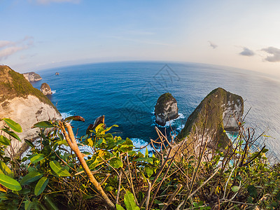 印度尼西亚巴厘岛努沙佩尼达岛曼塔湾或开林金海滩晴天渔民天空海洋天线热带山脉岩石蓝色码头图片