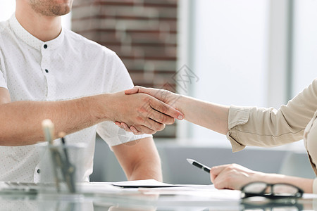 商业女商务人士和女商务人士坐在服务台时握手握手办公室顾客女性成功窗户合伙人士协议男性交易图片