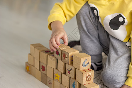 儿童建造木立方块构件堆图片
