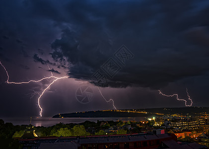 美丽而强大的闪电打击危险风暴暴雨螺栓戏剧性霹雳雷雨飞机天气力量图片