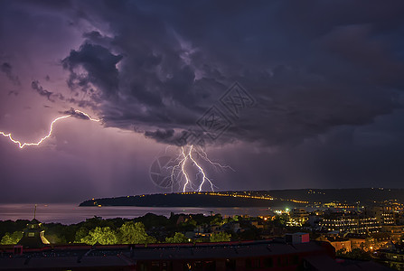 闪电击中天空活力手电筒戏剧性雷雨力量霹雳暴雨风暴螺栓飞机图片