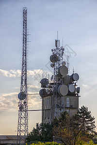 日落时带有控制设备和天线 发射机 移动通信和互联网的移动通信塔图片