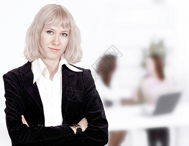 以团队背景为背景的办公室成功商业女实业家图片