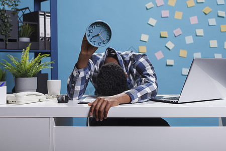研究机构办公室的年轻雇员由于工作时间过长和期限紧张而精疲力尽 (单位 千美元)图片