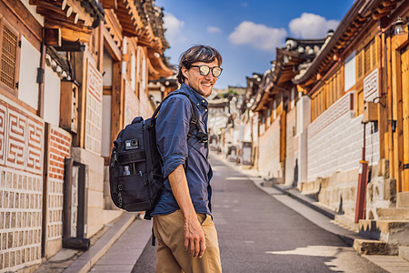 村的青年旅游者是韩国传统房屋最著名的保留地之一 前往韩国观光景象社村庄女性市中心城市旅行小路历史性房子成人假期图片