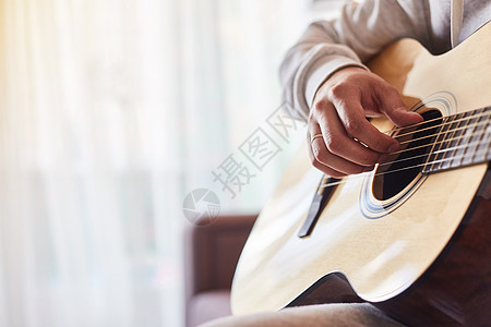 练习弹吉他的人的裁剪镜头 男人手弹吉他的特写镜头音乐混合器原声吉他手岩石采摘民间细绳手臂爱好图片