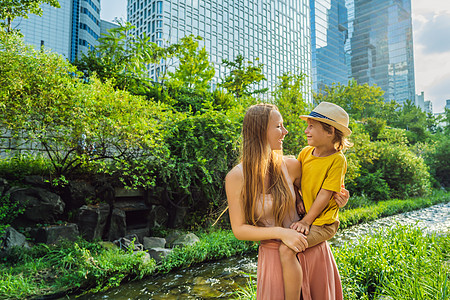 在韩国首尔的溪流中 母亲和儿子旅游者潮流是大规模城市改造项目的结果 前往韩国概念组织妈妈市场基础设施公园目的地假期游客景观男生市图片