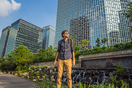 在韩国首尔河旅游的年轻男子 青金川是大规模城市改造项目的结果 前往韩国概念组织市中心男人历史景观喷泉建筑物地标旅行公园花园图片