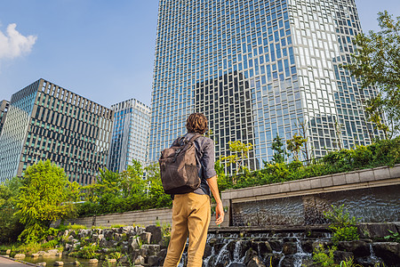 在韩国首尔河旅游的年轻男子 青金川是大规模城市改造项目的结果 前往韩国概念组织历史地标花园摩天大楼旅行民众景观目的地女性基础设施图片