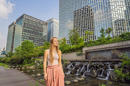 在韩国首尔小溪旅游的年轻女性 青金川小溪是大规模城市改造项目的结果 到韩国观光计划商业假期历史女孩游客建筑学目的地女士市中心正方图片