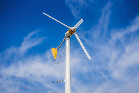 利用蓝色天空发电的风力涡轮机     节能概念资源桅杆太阳涡轮技术发电机生产力量环境爬坡图片