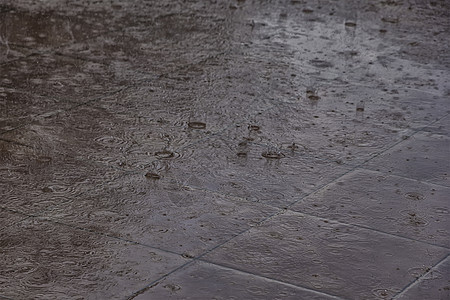 雨水落到街上 雨滴倒在地上图片