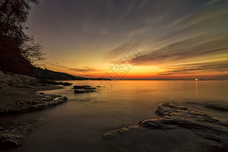 在宁静的海滨 期待日出日落时 一种令人难以置信的感觉海滩戏剧性旅行日落反射岩石海洋海浪海岸海岸线图片