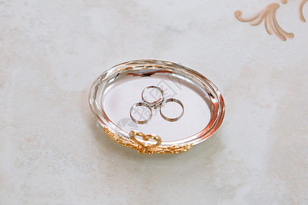 金结婚戒指躺在一个特别的摊位上环板金子盒子金属配饰假期白色已婚婚姻作品图片