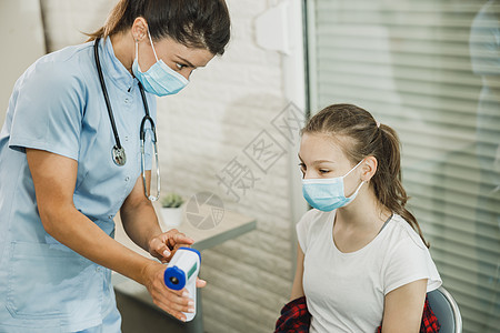在乔维奇19疫苗前检查过体温的女青少年女士发烧医生护士专家儿科温度计防护测量病人图片