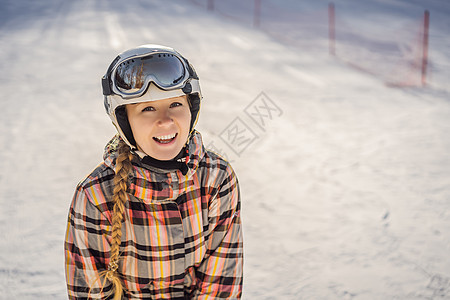 在滑雪度假胜地的阳光明媚的冬日青少年运动滑雪板闲暇女性假期女士手套滑雪者乐趣图片