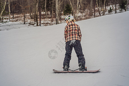在滑雪度假胜地的阳光明媚的冬日闲暇木板单板成人假期运动女性女孩们快乐季节图片