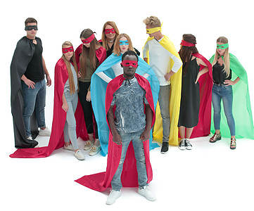 男子领袖站在他的超级团队前 在他们的超强团队面前面具自由学生国际青年男人工作披风管理人员手势图片