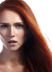 漂亮的姜金黄色年轻女子 有飞发和化妆的美容 红发模特儿 时装看起来像红发女孩飞行沙龙女性造型护理头发女士皮肤健康发型图片