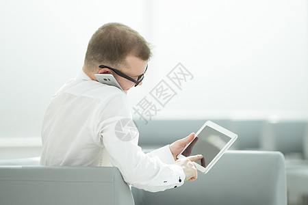 商务人士在其办公室使用数字平板电脑图片
