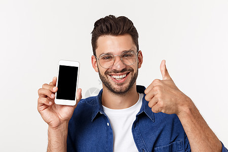 年轻人显示一个空白的智能电话屏幕 拇指在白色背景上被隔离起来图片