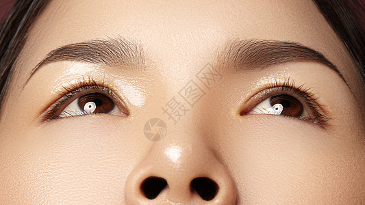 美丽亚洲女性眼的近视和完美形状眉眉 干净皮肤 时装自然造型 美观图片