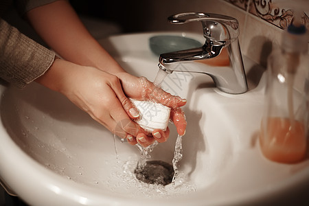 在起重机下用肥皂洗手 用水和水 卫生手在浴室里 停止病毒冲洗飞溅护理溪流清洁度感染健康手指泡沫液体图片