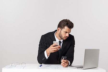 白种人有吸引力的商务人士在办公桌坐着手机交谈时感到焦虑和疲倦 他们的工作压力过重 沮丧 工作力不从心衬衫成人互联网细胞男性商业笔图片