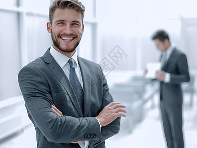 办公室背景上成功的商业人已成功窗户工作经理男性快乐领导职业公司管理人员套装图片