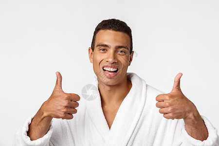 快乐的非裔美国人英俊男子的肖像 他们笑着大笑 举起拇指手势皮肤工作商业学生经理头发成人护理喜悦乐趣图片