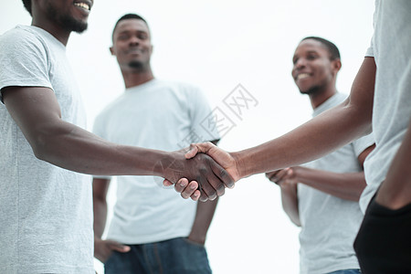 男人笑着握手 与白人隔绝身份牛仔裤多样性动机协议团体合作大学团队学生图片