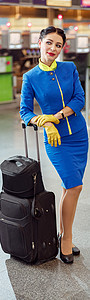 机场候机站有旅行行李箱的空勤服务员运输国际航程飞机网站微笑飞机场空气手提箱航班图片